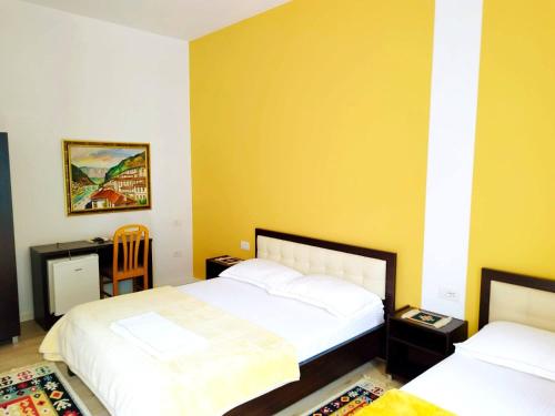 1 double bed, 1 twin bed