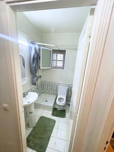 Douche, Studio Meublé au Rez-de-chaussée Ennasr Tunis Rue Hedi Nouira (Studio Meuble au Rez-de-chaussee Ennasr Tunis Rue Hedi Nouira) in Ennasr