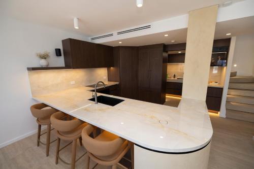 Brisbane City Luxury 3BR- Skyhome Penthouse- Free Parking - image 2