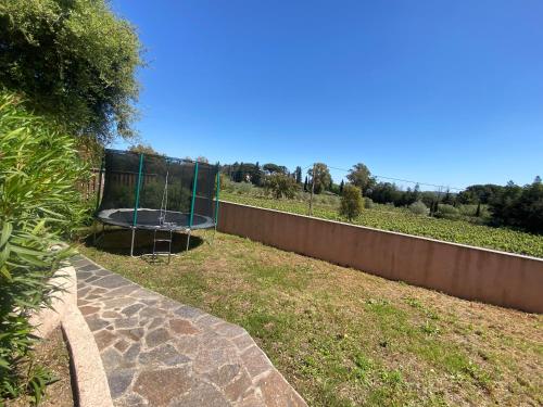 Garten, Maison de vacances vue sur les vignes, piscine, trampoline, ping pong et pétanque (Maison de vacances vue sur les vignes, piscine, trampoline, ping pong et petanque) in Cogolin
