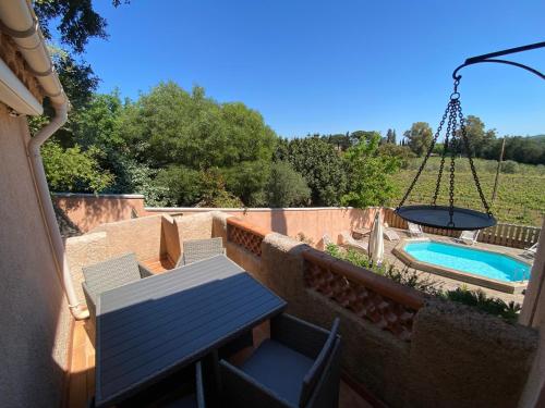 Balkon/Terrasse, Maison de vacances vue sur les vignes, piscine, trampoline, ping pong et pétanque (Maison de vacances vue sur les vignes, piscine, trampoline, ping pong et petanque) in Cogolin