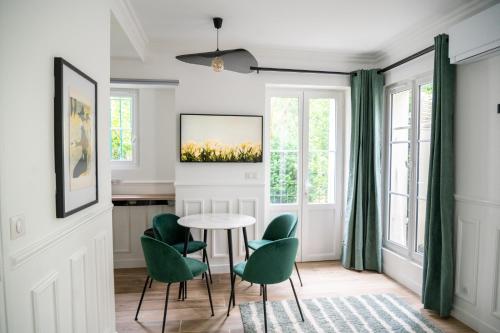 Cosy and calm suite with a terrace in Montmartre, Париж