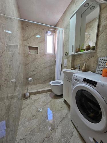 دش, Lutovac Apartmani in رادانوفيشي