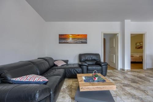 2 bedrooms, 3 beds