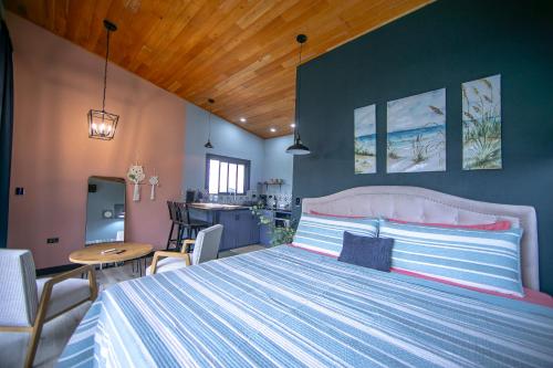 Refugio Turquesa-Luxury King Suite with Private Jacuzzi Balcony-5 min to La Fortuna, Fortuna (photo 2)