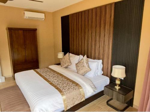 4 bedrooms, 8 beds
