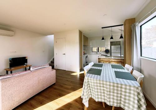Close to New Lynn train station 3 bedroom townhouse, Auckland (photo 2)
