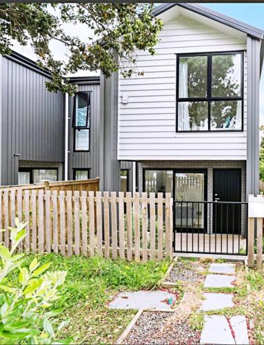 Close to New Lynn train station 3 bedroom townhouse, Auckland (photo 10)