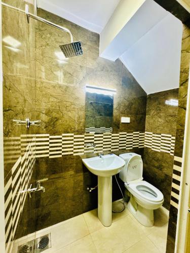 Bathroom, The Regent Hotel in Colombo Port Area