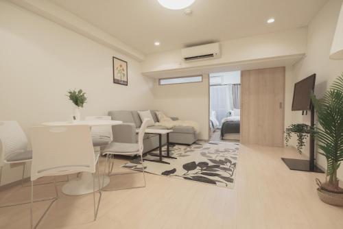 1 minute from Higashi-Shinjuku Station Large living room