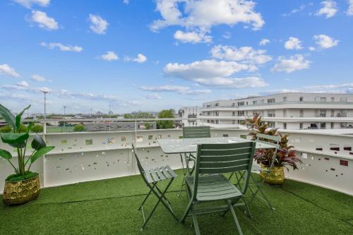 Балкон, Parenthèse Chic – Confort moderne près de Paris (Parenthese Chic – Confort moderne pres de Paris) in Безон
