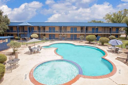 Days Inn by Wyndham Bay City in Bay City, USA