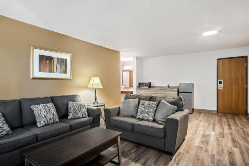 Econo Lodge Inn & Suites Auburn