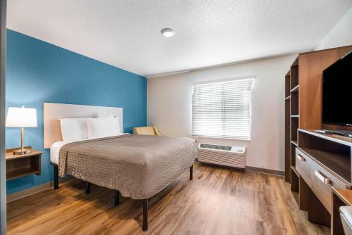 Queen Room with Roll-In Shower - Disability Access/Non-Smoking