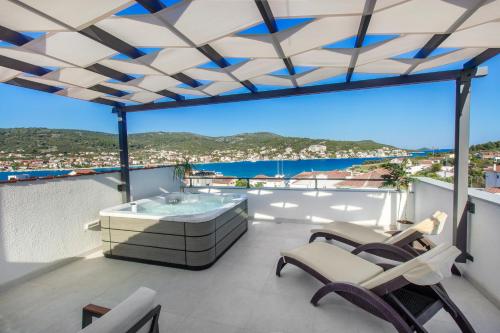 Villa Dalmatian Child with swimming pool, close to the beach - Hôtel - Vinišće