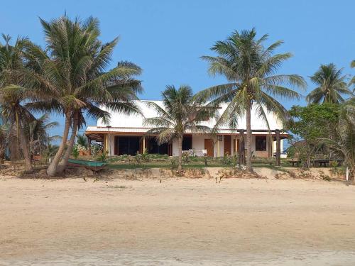 Beach Front Villa, Saphli beach, Chumphon,Thailand – khách sạn tại Pathio
