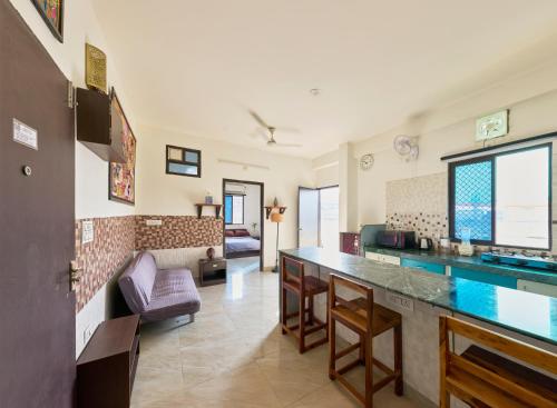 . TicAna Large 1Bedroom Living Kitchen with AC , fiber wifi Rooftop garden lake view