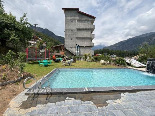Hotel Old Smugglers with Balcony mountain view AC Hot and Cold Near to Hadimba Temple