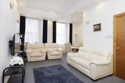JOIVY 3 bed flat in Old town, close to Grassmarket, Edinburgh (photo 8)