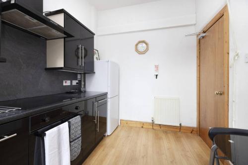 JOIVY 3 bed flat in Old town, close to Grassmarket, Edinburgh (photo 9)