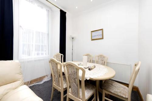 JOIVY 3 bed flat in Old town, close to Grassmarket, Edinburgh (photo 6)