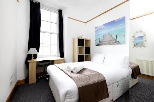 JOIVY 3 bed flat in Old town, close to Grassmarket, Edinburgh (photo 4)