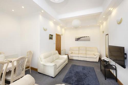 JOIVY 3 bed flat in Old town, close to Grassmarket, Edinburgh (photo 7)