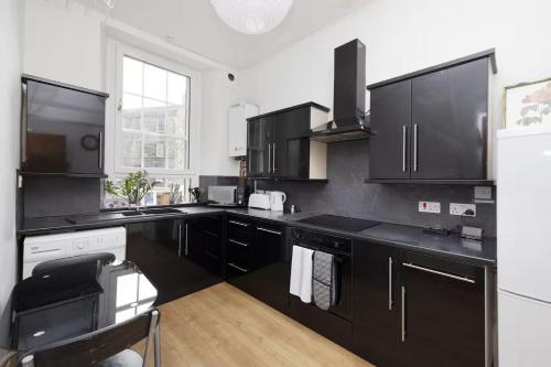 JOIVY 3 bed flat in Old town, close to Grassmarket, Edinburgh (photo 10)