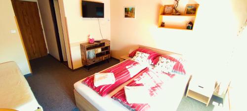 1 double bed, 1 twin bed