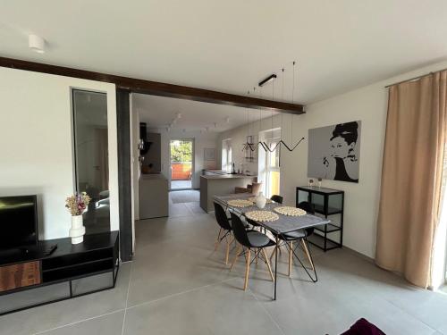 Neubau Wohnung mit 2 Terrassen in 埃特林根