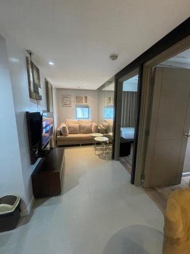 Makati City Serenity Tower 2501, Metro Manila