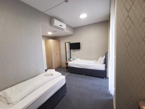 2 twin beds