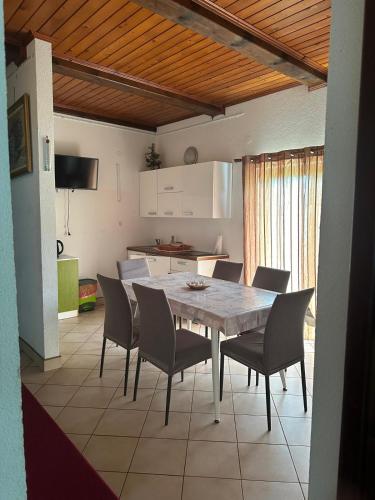 virtuve, Kuća prirode Kotač - Apartman Galerija (Kuca prirode Kotac - Apartman Galerija) in Lokve