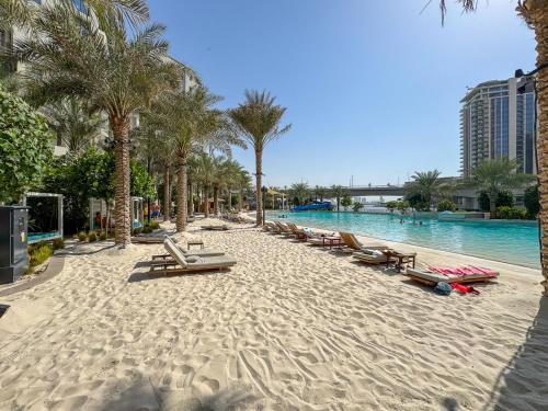 Vibrant 1BR With Airy Patio, Beach, Pool and Gym Access, Дубай (фото 6)