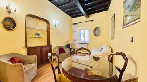 Historic apartment by the Pantheon, Rzym