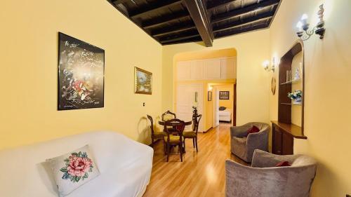 Historic apartment by the Pantheon, Roma (foto 2)