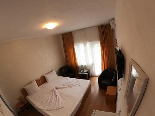 Double or Twin Room image 4