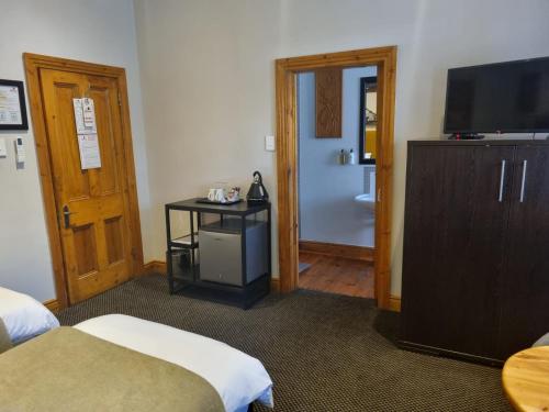 Twin Room image 7