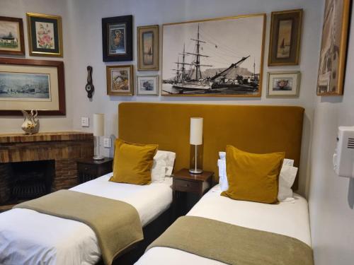 Twin Room image 8