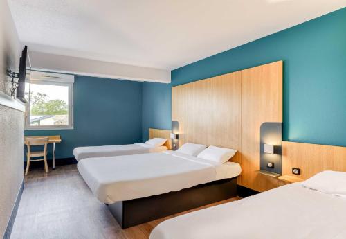1 double bed, 2 twin beds