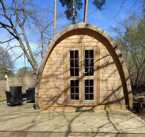 Minihotel "Hobbit Town" am See an der Mecklenburger Seenplatte, Schlaffass in Fürstenberg-Havel, Deutschland