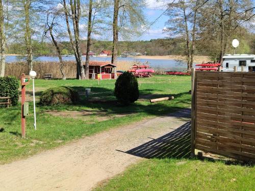 Surrounding environment, Minihotel "Hobbit Town" am See an der Mecklenburger Seenplatte, Schlaffass in Furstenberg-Havel