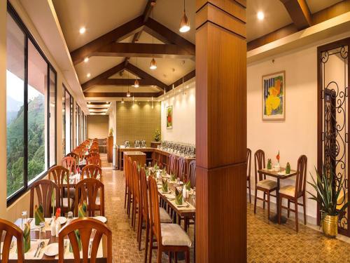 ห้องอาหาร, โรงแรมอาบัด คอปเปอร์ แคสเซิล (Abad Copper Castle Hotel) in กันนัน เทวัญ ฮิลล์