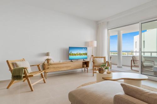 Oceana Breeze Apartment with Pool View
