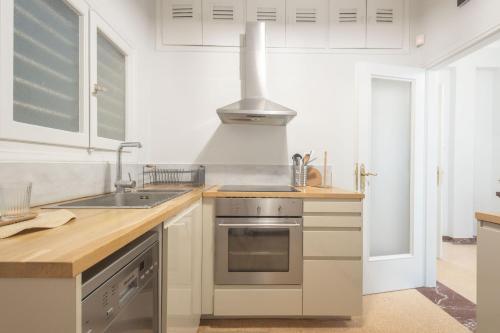Unbeatable Acropolis Elegant 2-Bedroom Apartment on Areopagitou - image 14