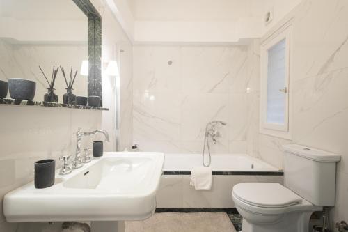 Unbeatable Acropolis Elegant 2-Bedroom Apartment on Areopagitou - image 5