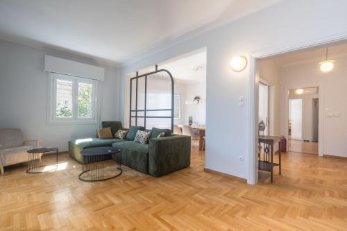 Unbeatable Acropolis Elegant 2-Bedroom Apartment on Areopagitou, Ateny