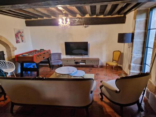 MAISON EN PIERRE type CHATEAU in Champagne-sur-Vingeanne