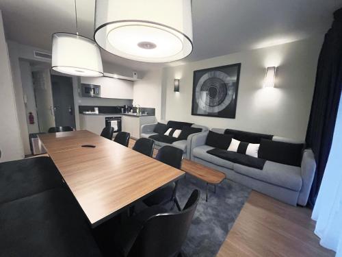 Urban Flat 133 - Ponceau 4 Bedroom Apartment - image 14