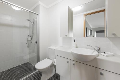One-Bedroom Apartment image 5